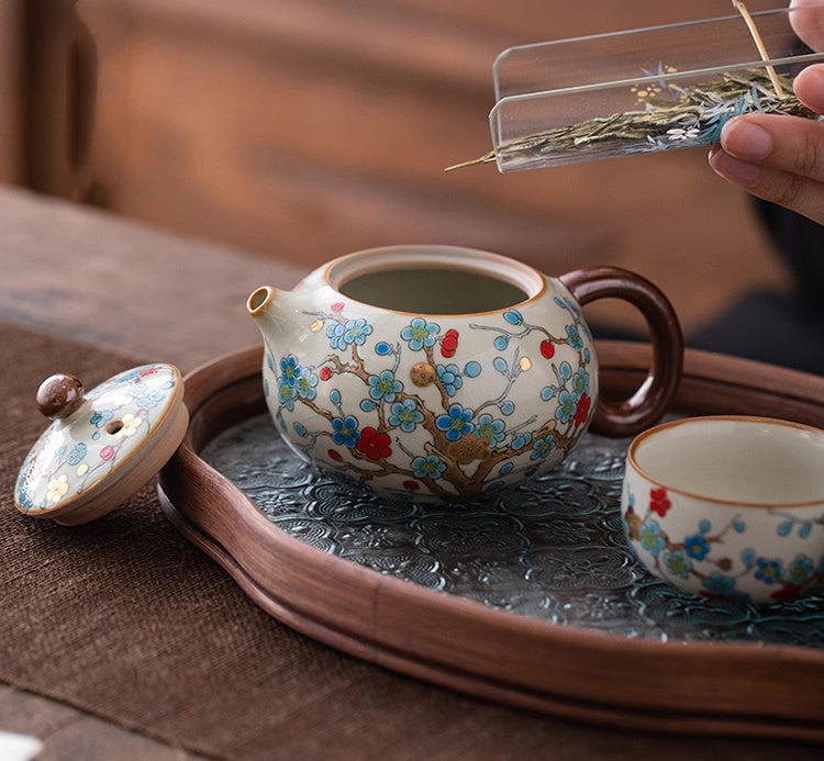 Théière en porcelaine Ruyao Fleur de prunier dorée avec deux tasses