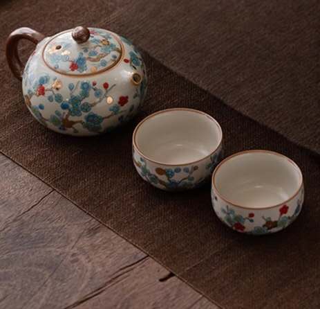 Théière en porcelaine Ruyao Fleur de prunier dorée avec deux tasses